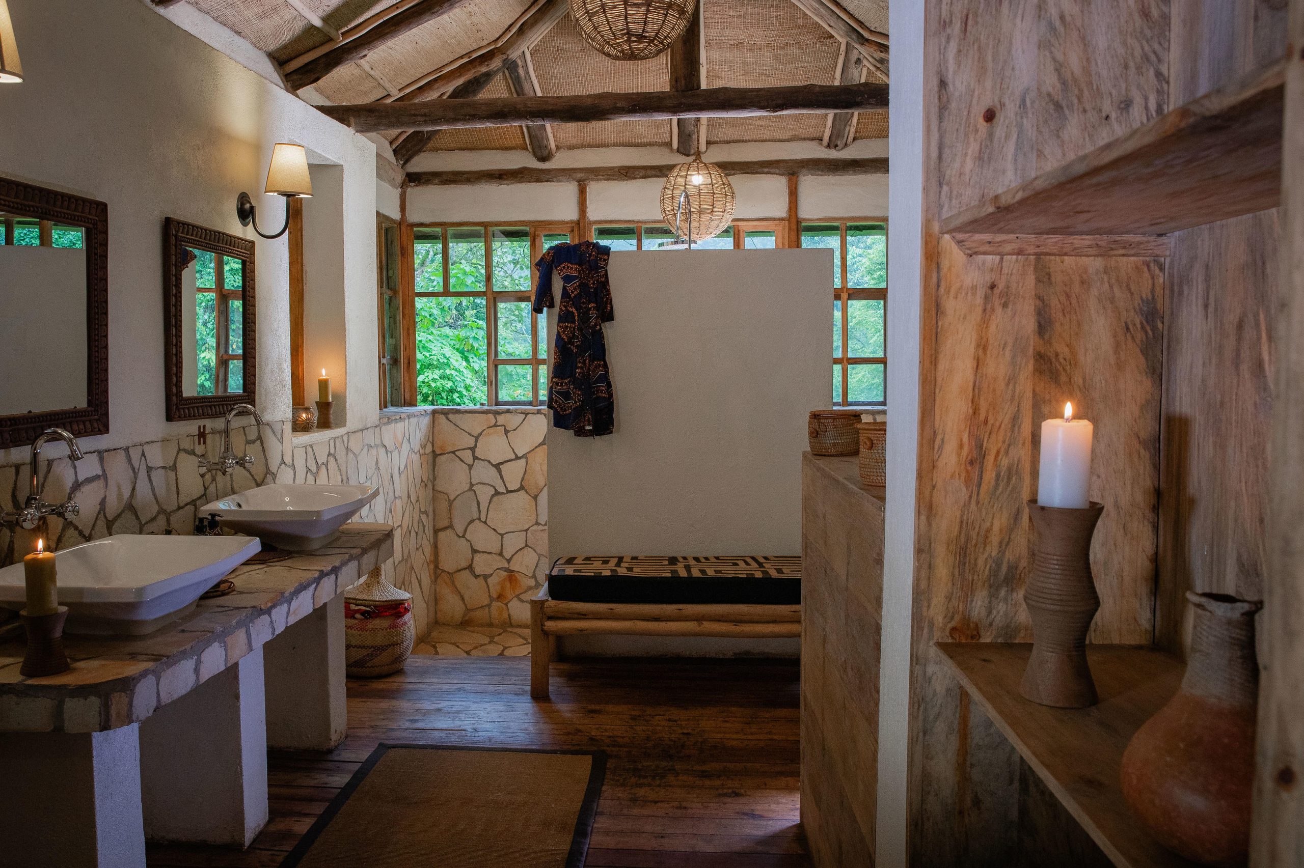 17-bwindi_lodge-deluxe_room_bathroom1