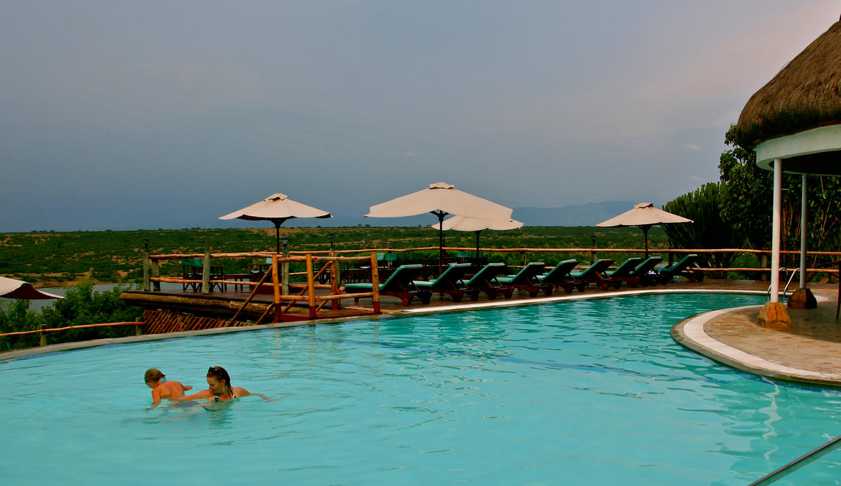 mweya_safari_lodge_swimming_pool-hi